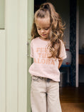 Bild in Galerie-Betrachter laden, Daily Seven T-Shirt mit Spruch - Silver Pink