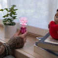 Bild in Galerie-Betrachter laden, Legami Deko-Tischlampe in Glühbirnenform - Love Is in the Air - Bulb Fiction