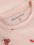 Bild in Galerie-Betrachter laden, Minymo gerippter Body langarm mit allover Print - Peach Whip
