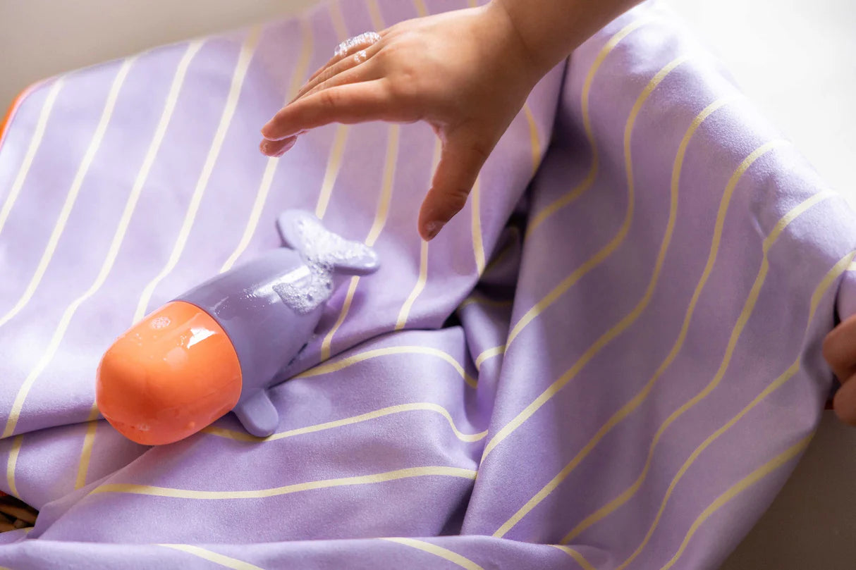 Quut Badespielzeug "Squeezi Wal"