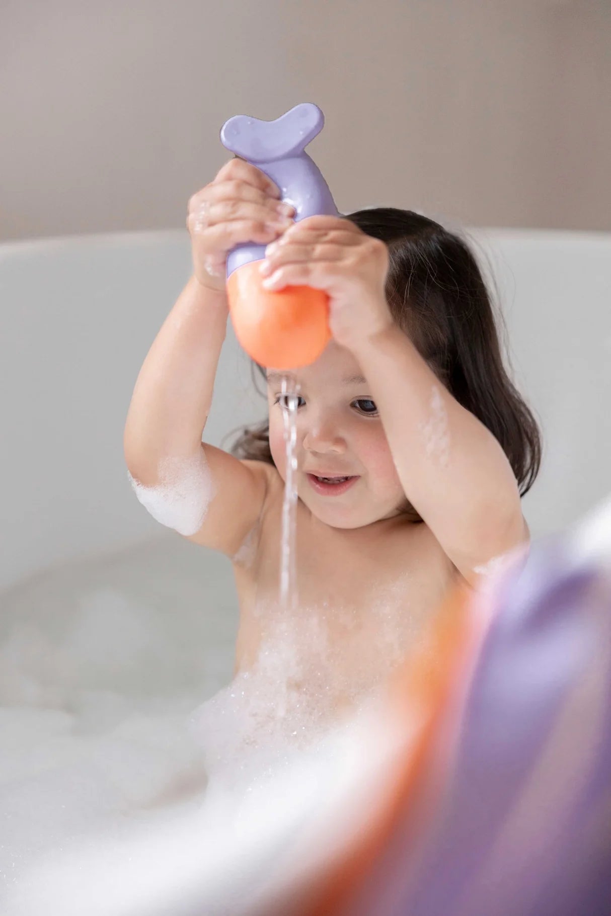Quut Badespielzeug "Squeezi Wal"