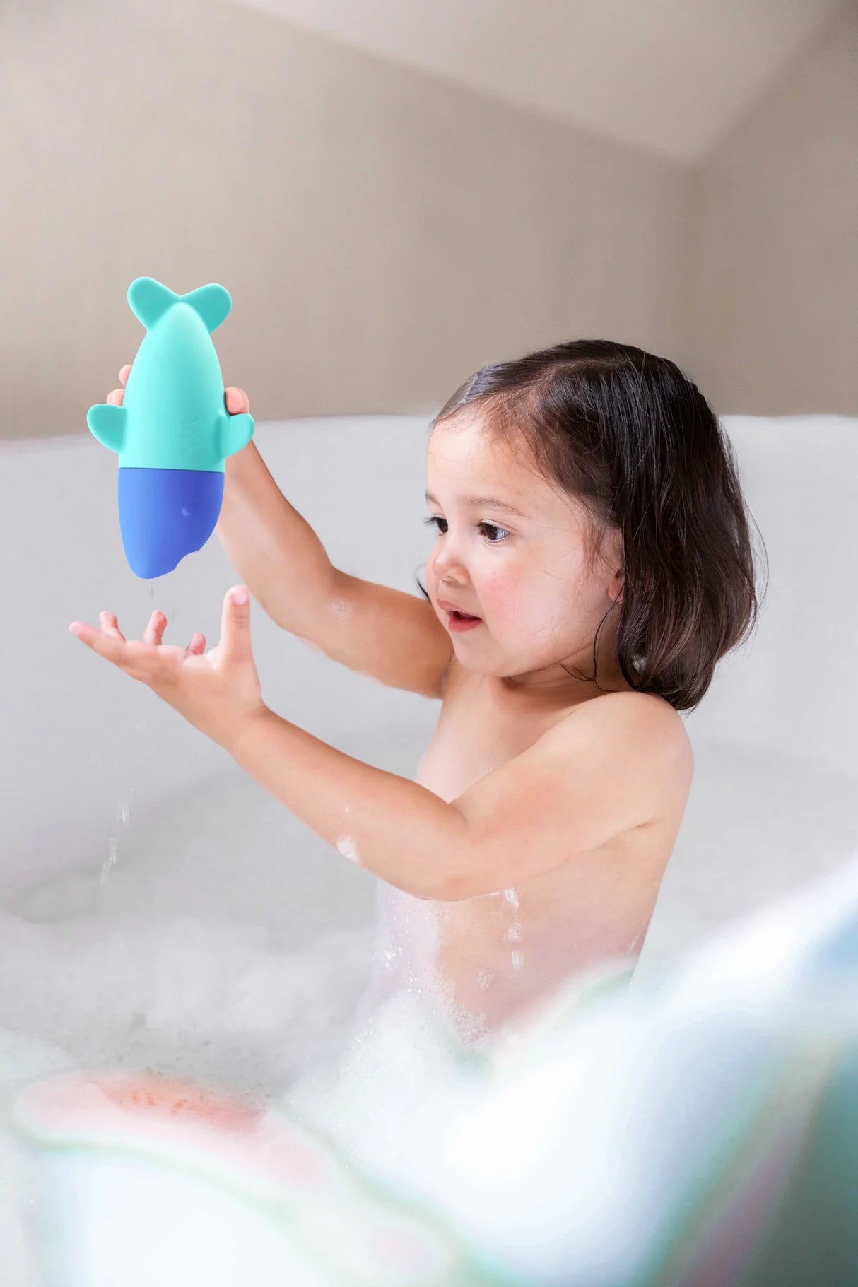 Quut Badespielzeug "Squeezi Hai"