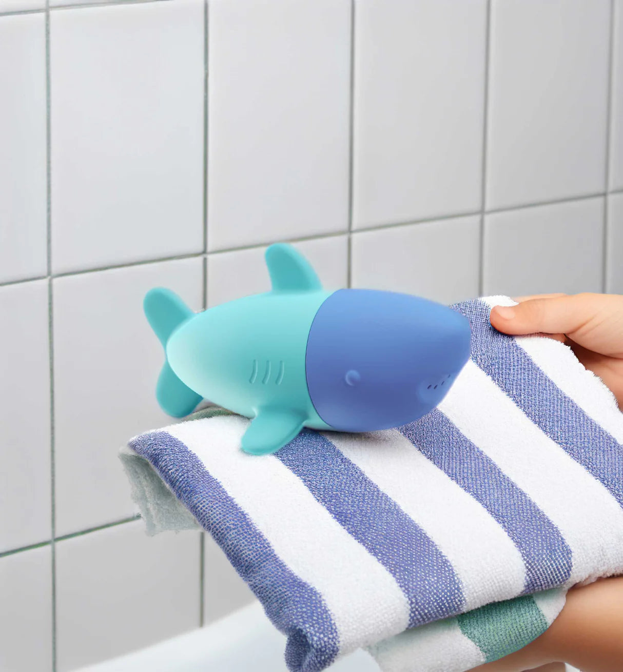 Quut Badespielzeug "Squeezi Hai"