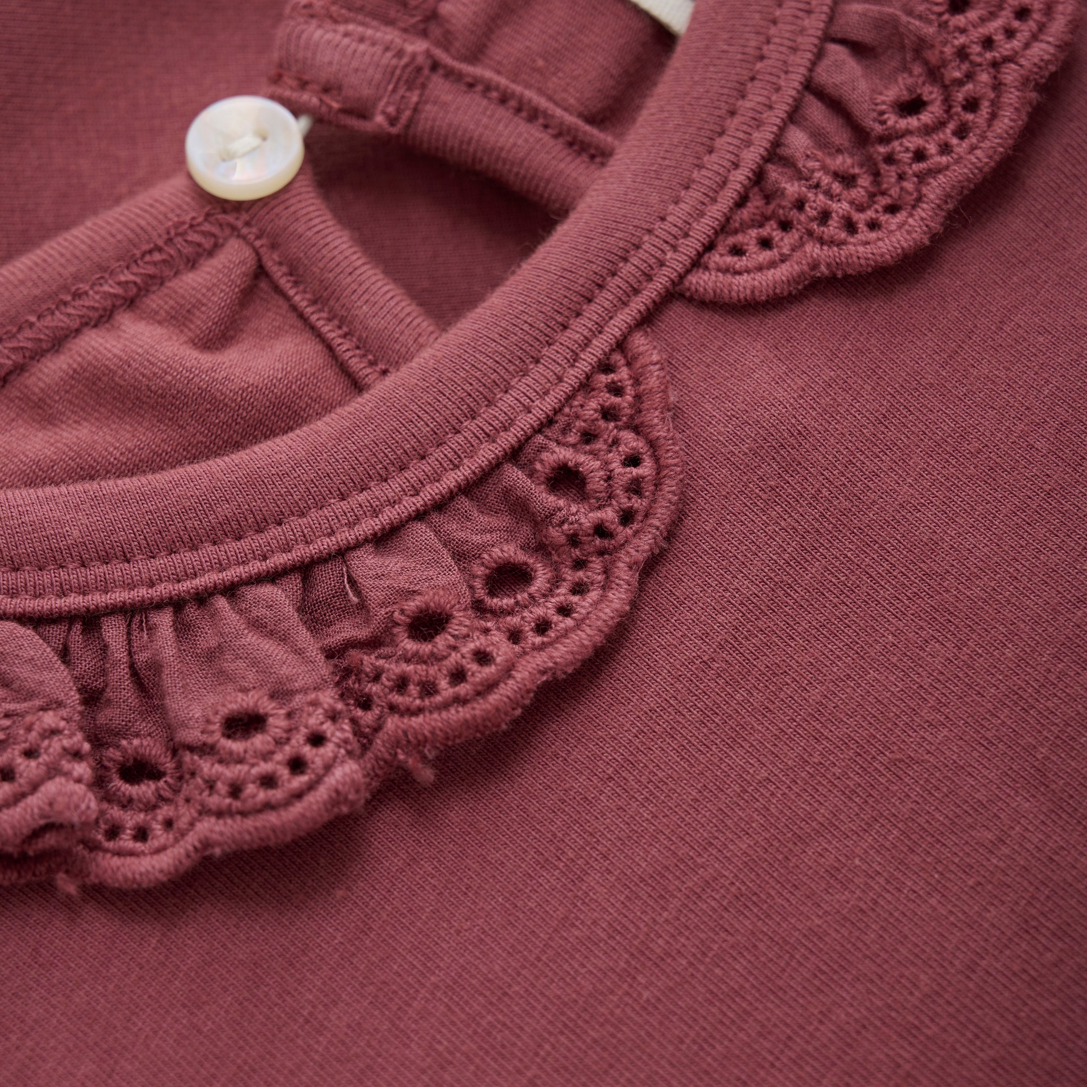 En Fant "Langarmshirt" mit Lochstickerei im Kragen - Bordeaux