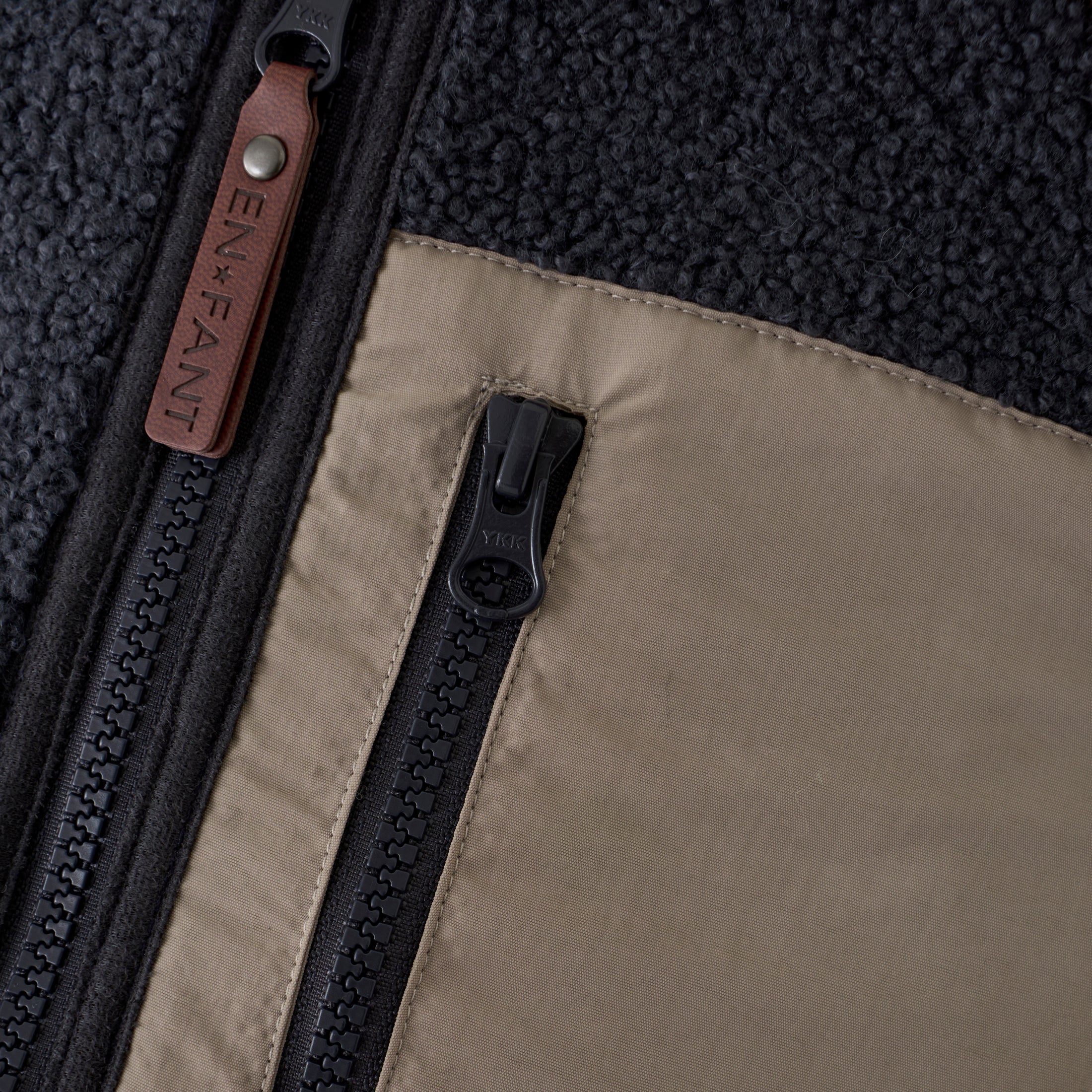 En Fant "Teddyjacke" mit Tasche - Ebony