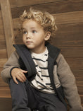 Bild in Galerie-Betrachter laden, En Fant "Teddyjacke" mit Tasche - Ebony
