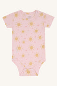 Bild in Galerie-Betrachter laden, Hust & Claire Body kurzarm Buller, allover Druck Sonne - Chalk pink

