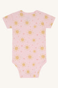 Bild in Galerie-Betrachter laden, Hust & Claire Body kurzarm Buller, allover Druck Sonne - Chalk pink
