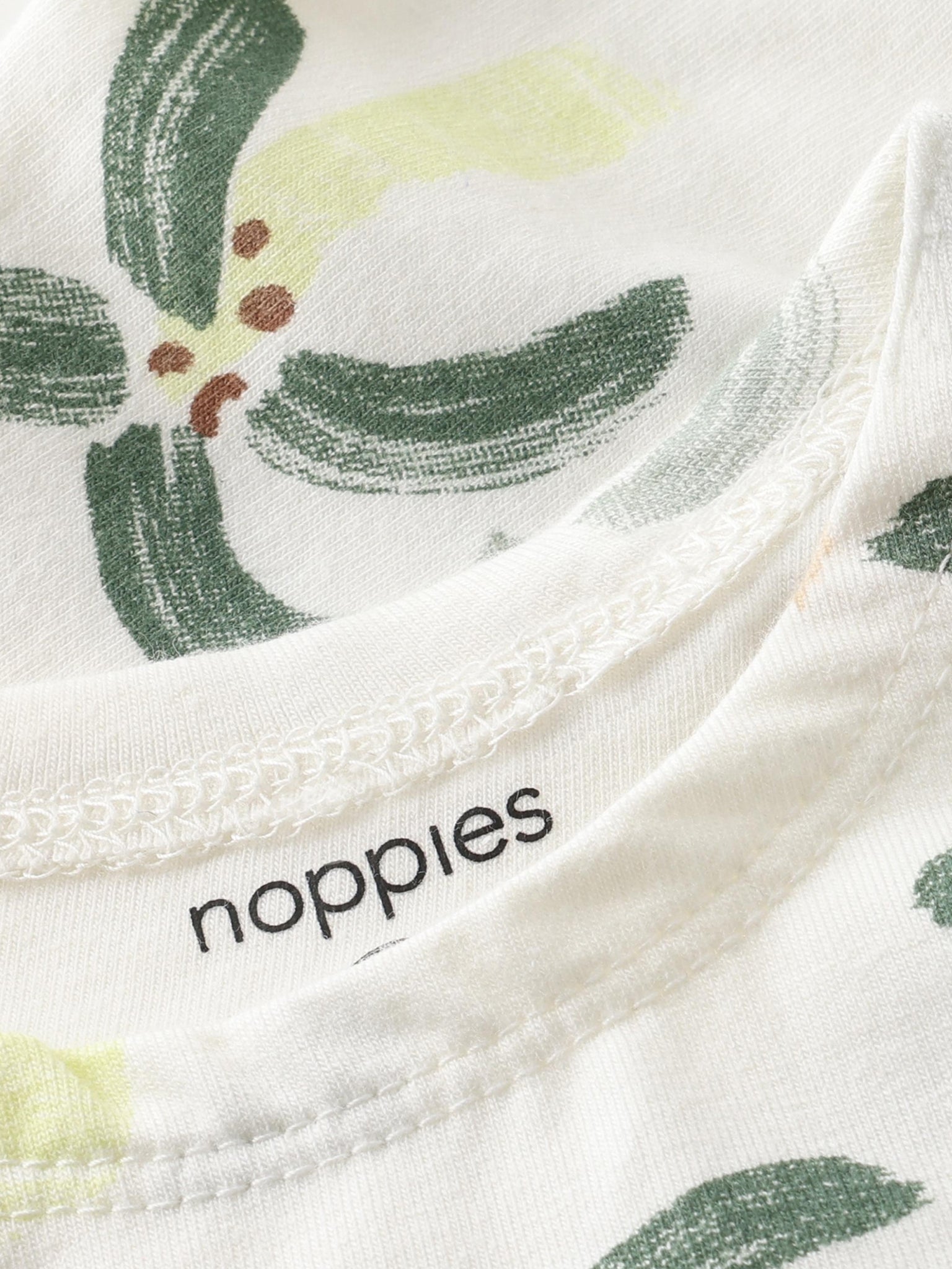 Noppies T-Shirt mit einem allover Druck - Egret