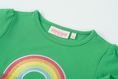 Bild in Galerie-Betrachter laden, Someone "T-Shirt Fie" mit Regenbogen und Fransen - Grün
