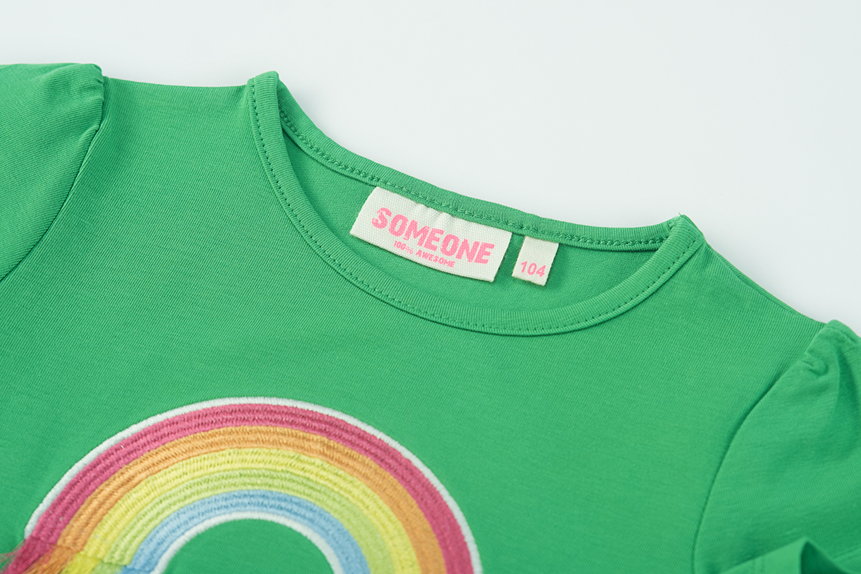 Someone "T-Shirt Fie" mit Regenbogen und Fransen - Grün
