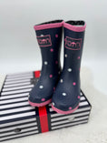 Bild in Galerie-Betrachter laden, Rajn "Regenstiefel Dots"

