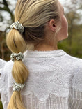 Bild in Galerie-Betrachter laden, byEloise Scrunchie/Armband Polka Dot mit goldenem Herz

