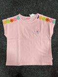 Bild in Galerie-Betrachter laden, Someone T-Shirt mit Aufnäher - Light Pink
