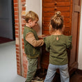 Bild in Galerie-Betrachter laden, Koko Noko "T-Shirt langarm" mit Volant - Army Green
