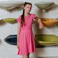 Bild in Galerie-Betrachter laden, No Way Monday "Kleid" mit Volantärmel und Gummizugraffung - Pink
