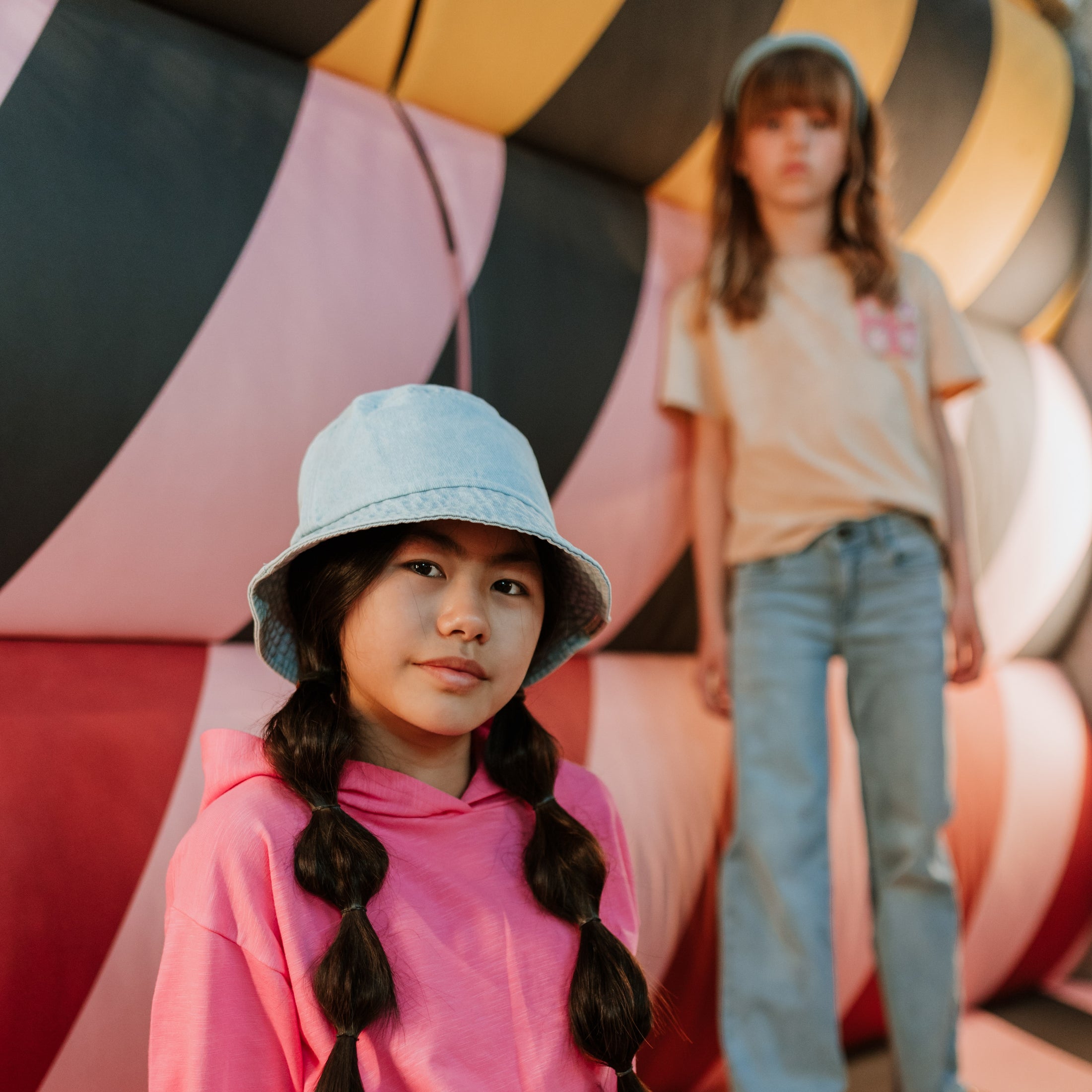 No Way Monday "Sweatshirt" mit Kapuze und verspielter Raffung - Pink