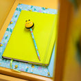 Bild in Galerie-Betrachter laden, Legami Anti-Stress-Bleistift Bee „Bee Different“ - Squeezies
