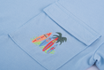 Bild in Galerie-Betrachter laden, Someoone "T-Shirt" mit Druck auf der aufgenähten Tasche - Hellblau
