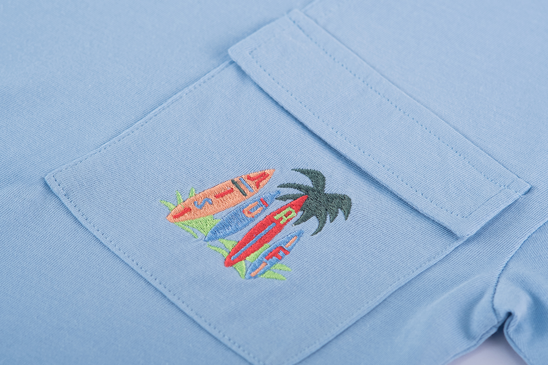 Someoone "T-Shirt" mit Druck auf der aufgenähten Tasche - Hellblau