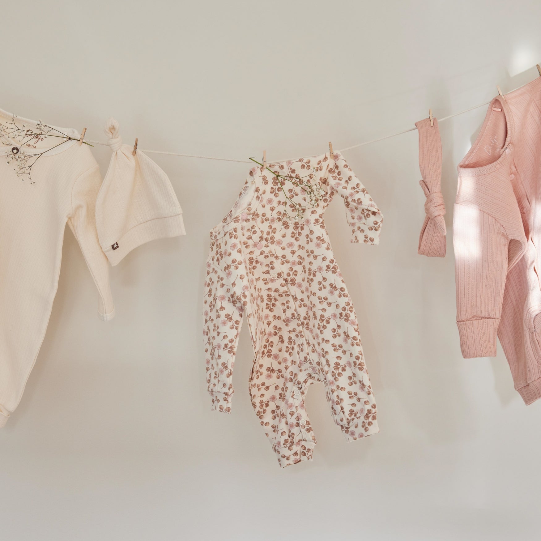 Dirkje "Strampler" langarm mit Rüsche und allover Druck - Off white