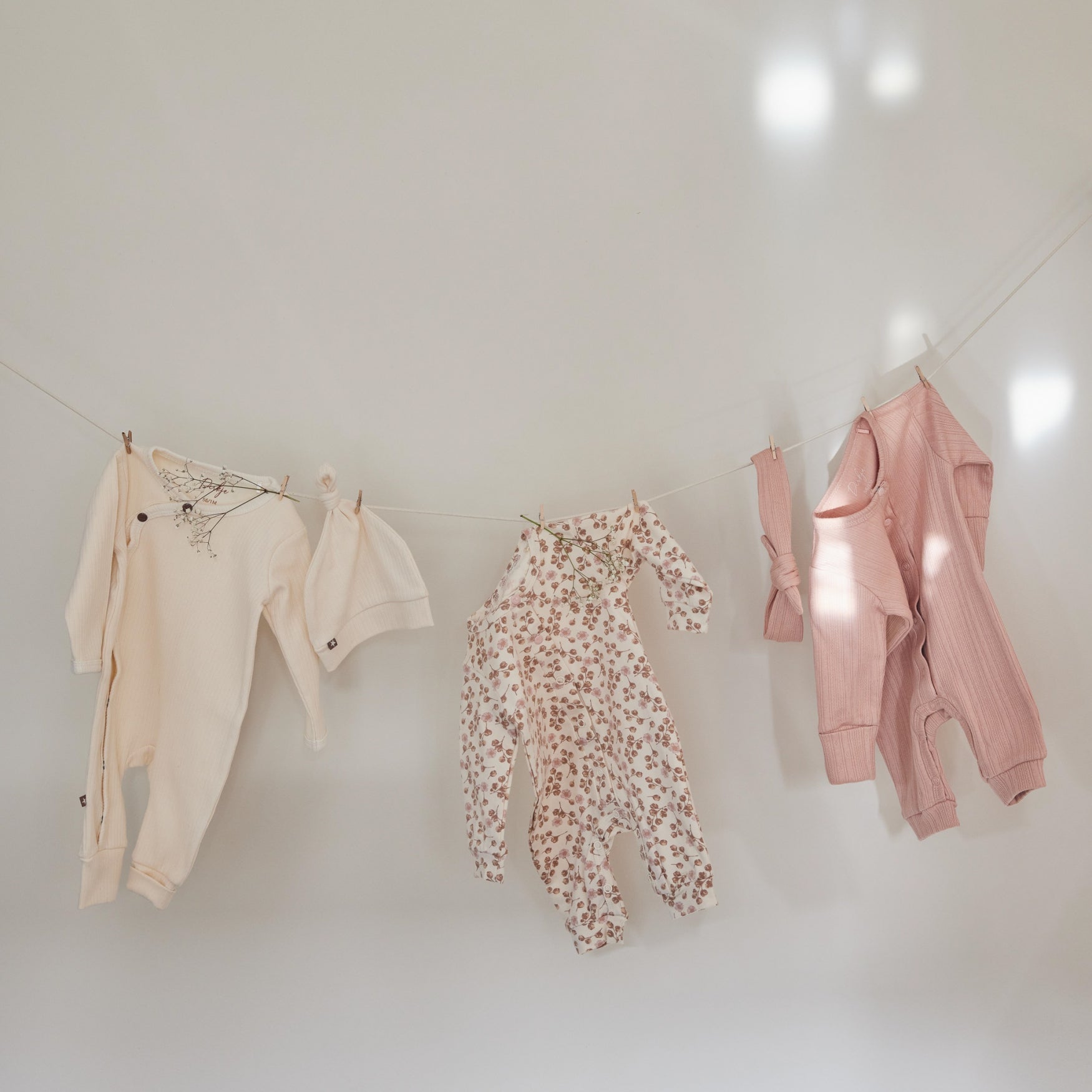 Dirkje "Strampler" langarm mit Rüsche und allover Druck - Off white