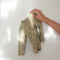 Bild in Galerie-Betrachter laden, Dirkje "T-Shirt langarm" allover Druck - Faded Green
