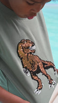Video in Galerie-Betrachter laden und wiedergeben, Minymo "T-Shirt" mit Pailletten-Wende-Dino - Sea Spray
